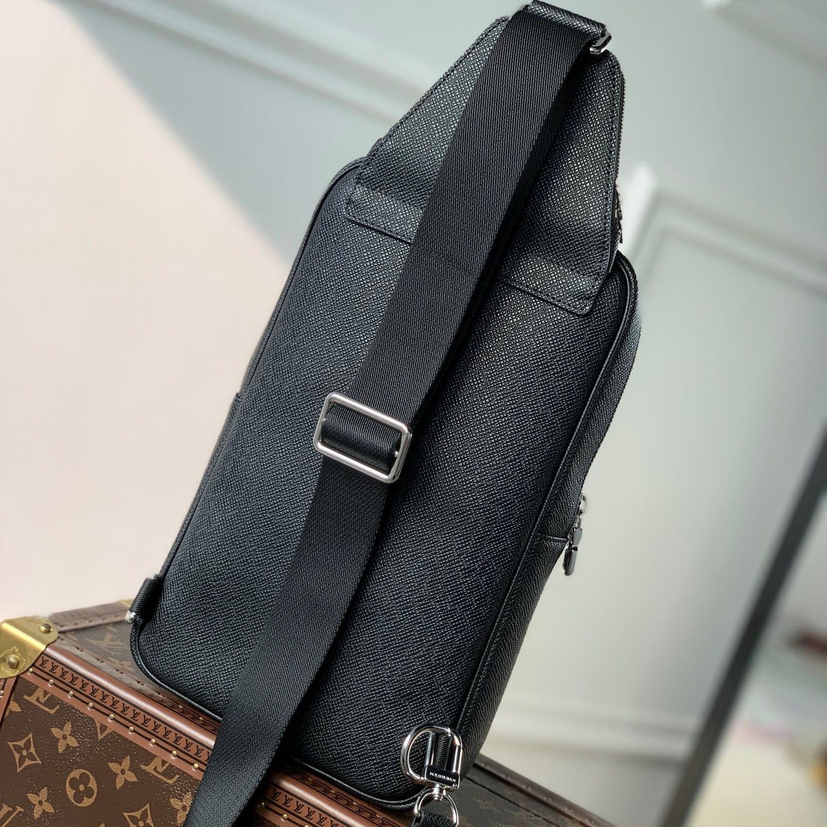 LOU AVENUE SLING BAG