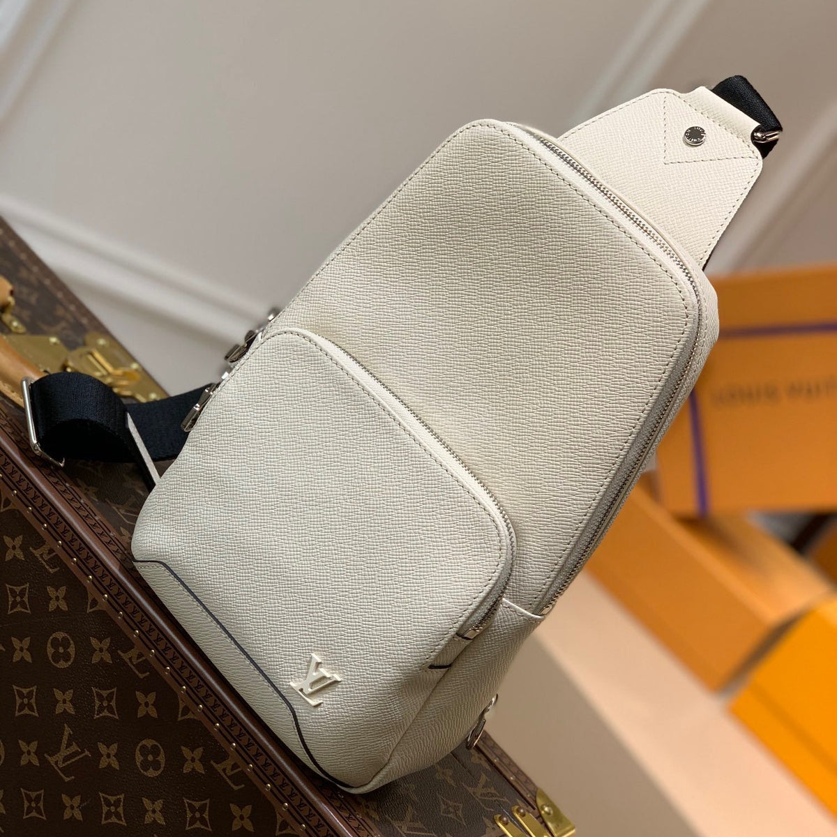 LOU AVENUE SLING BAG