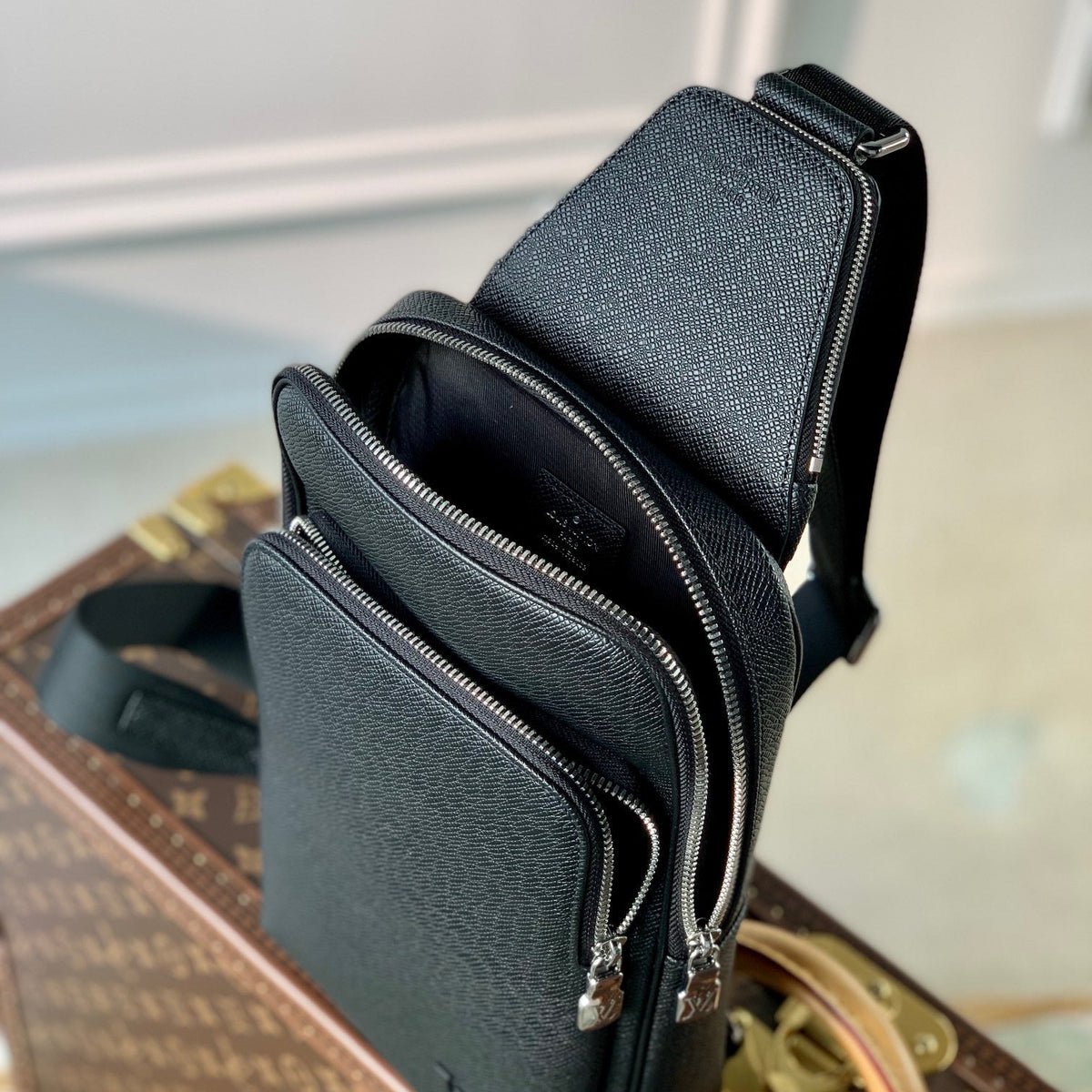 LOU AVENUE SLING BAG