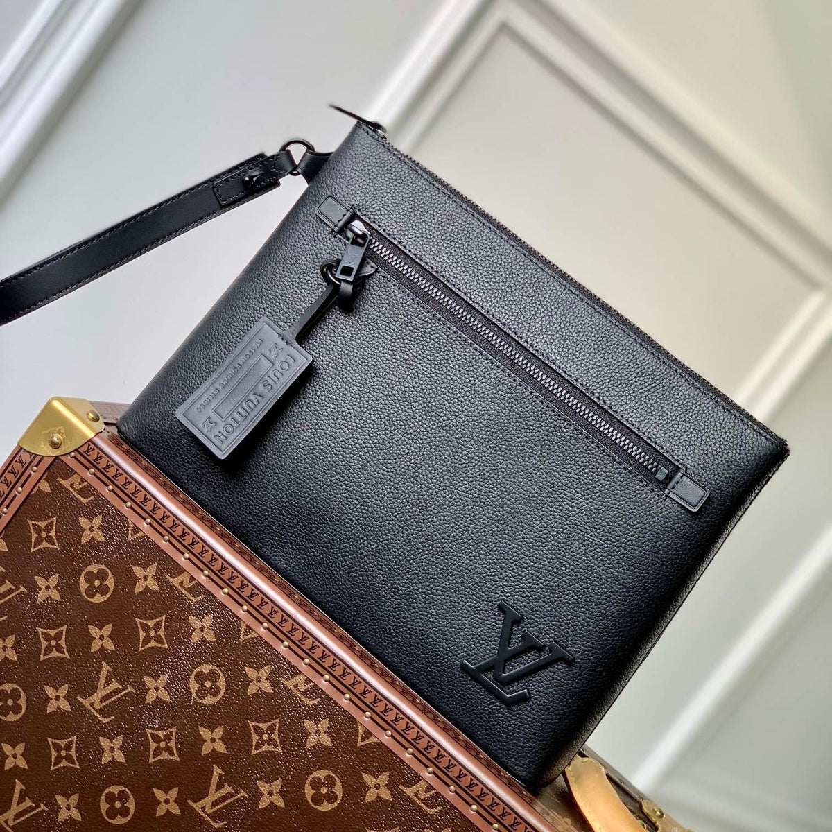 LOU TAKEOFF POUCH