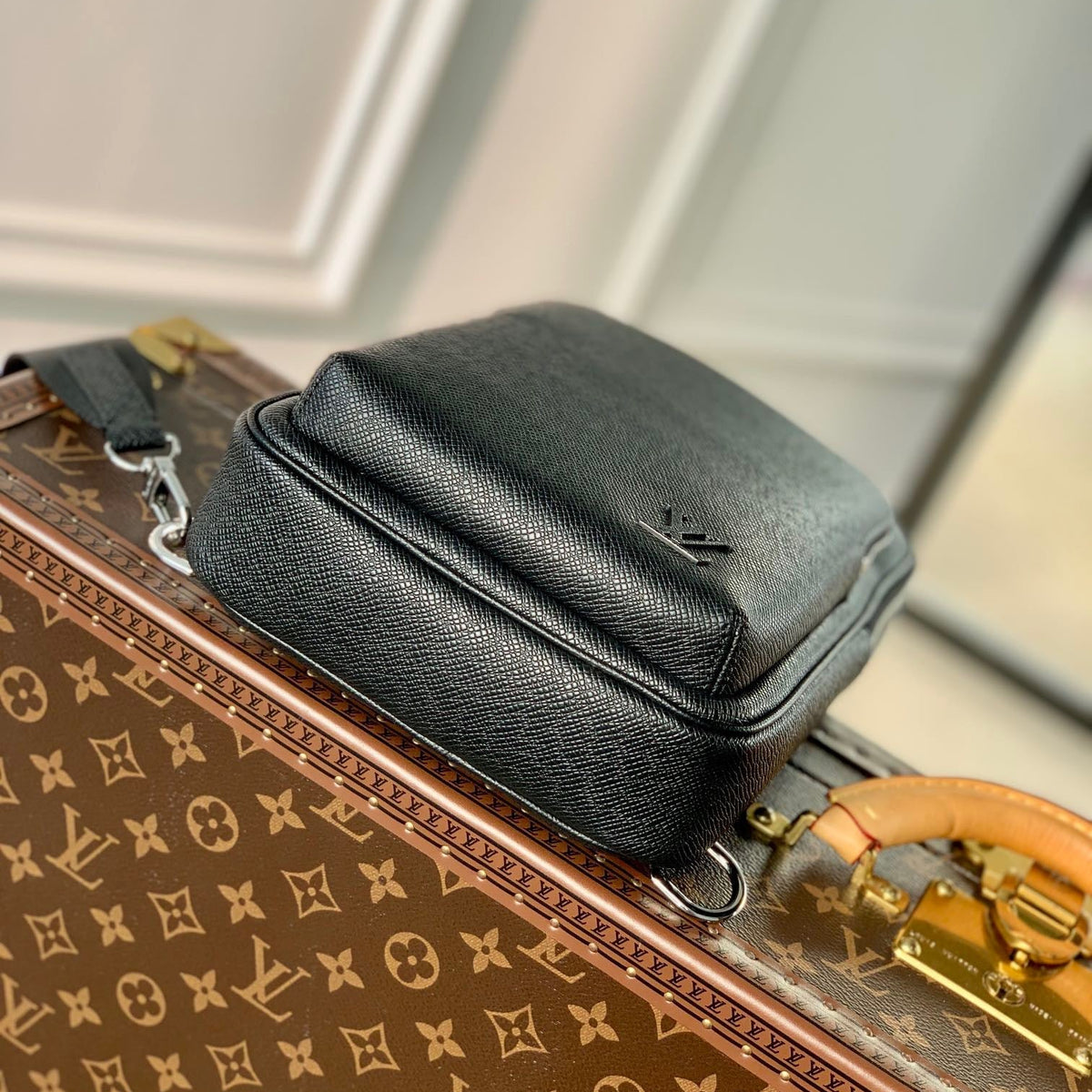 LOU AVENUE SLING BAG