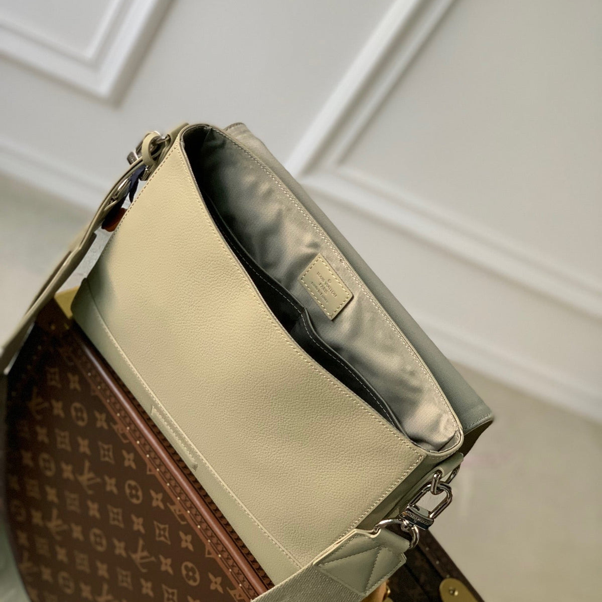 LOU TAKEOFF MESSENGER BAG