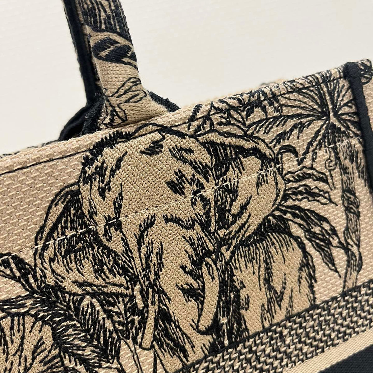 CD MEDIUM BOOK TOTE BAG