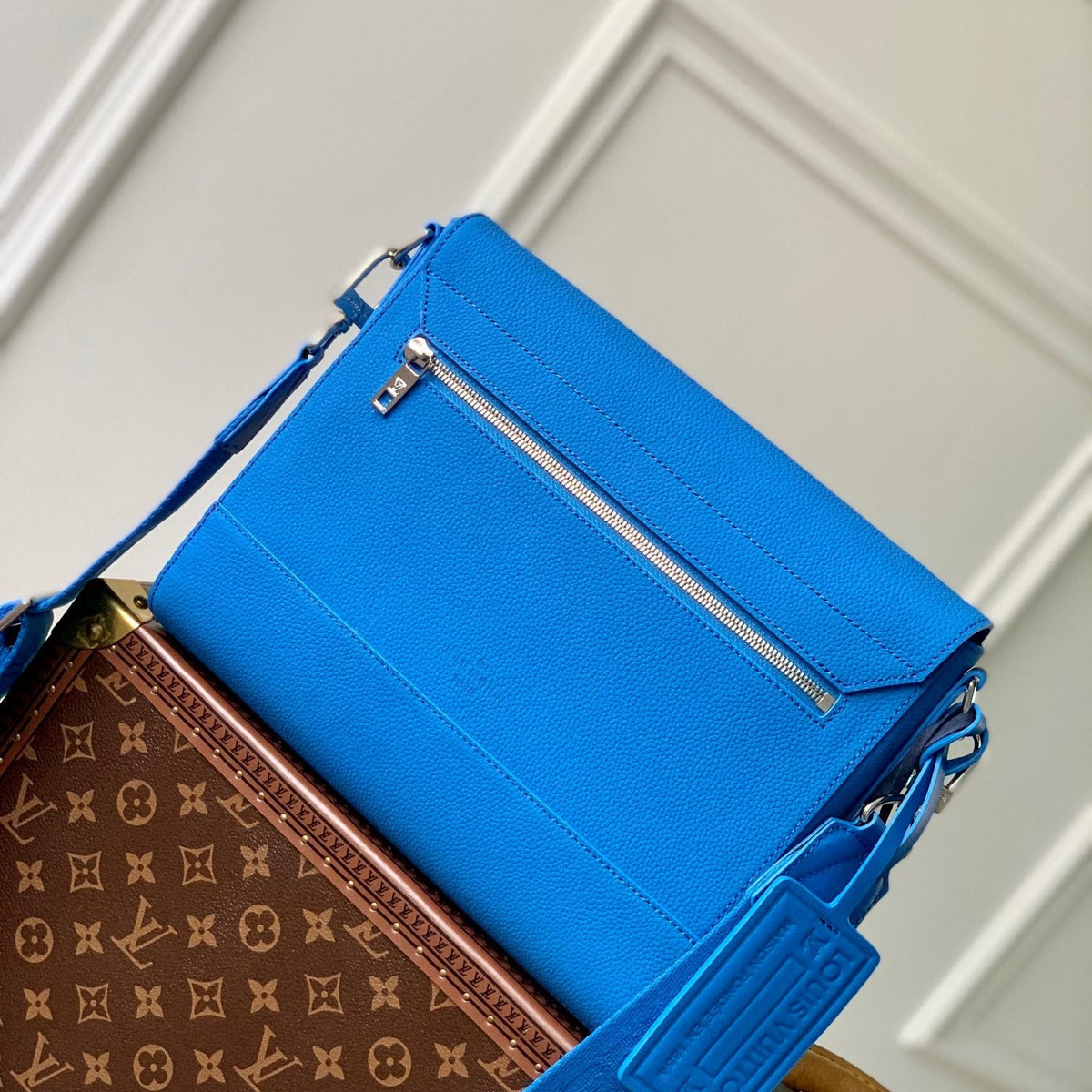 LOU TAKEOFF MESSENGER BAG
