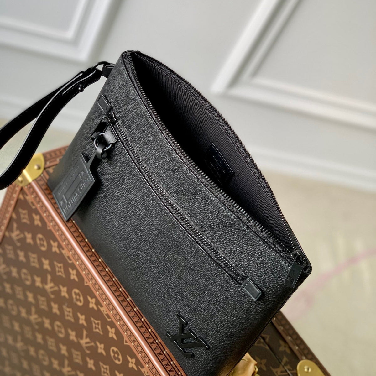 LOU TAKEOFF POUCH