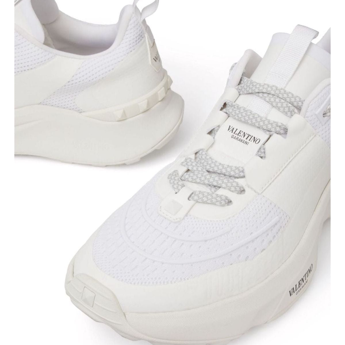 TRUE ACT SNEAKERS